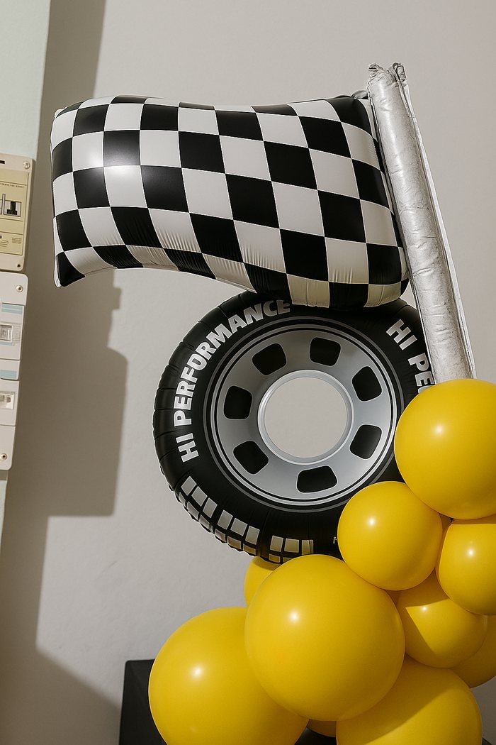 Colonne de ballons thème voiture avec drapeau à damier et pneu, anniversaire enfant