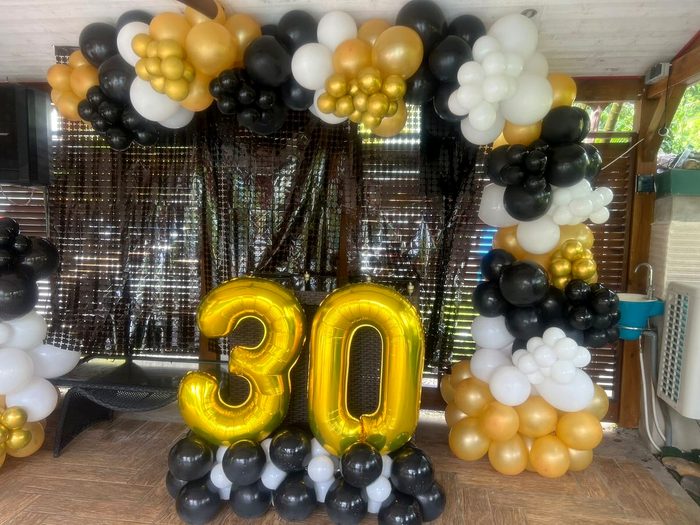Chiffres dorés 30 et colonnes de ballons noir et or