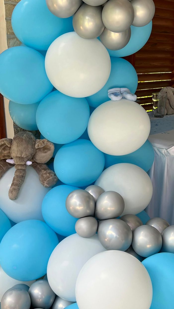 Colonne de ballons bleu et blanc pour un gender reveal garçon