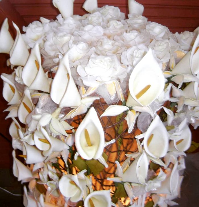 Composition de fleurs de arum blanches pour un mariage