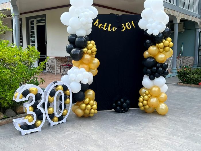 Arche de ballons noir, blanc et or avec chiffres lumineux 30