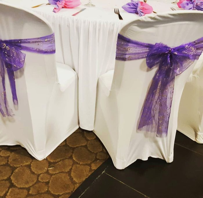 Table de réception blanche avec nœuds organza violets