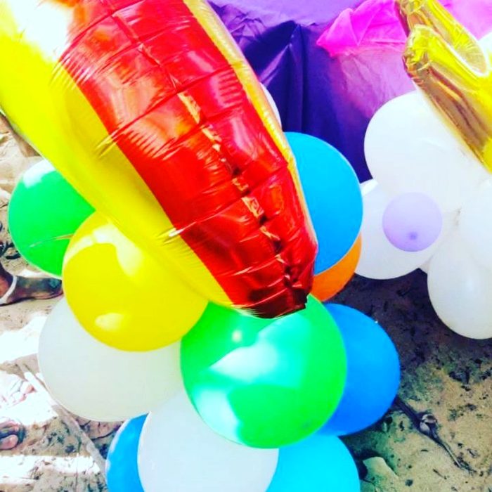 Bouquet de ballons colorés, ambiance festive et tropicale