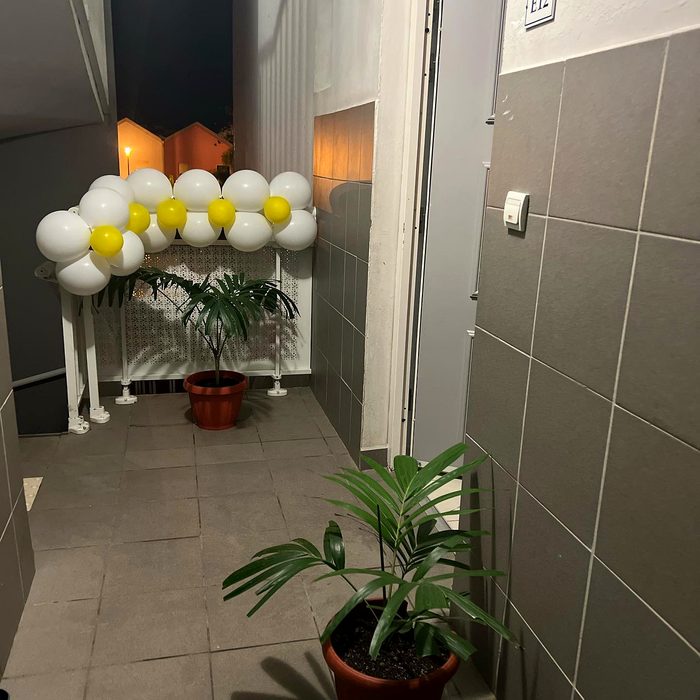 Arche de ballons blanc et jaune pour une cérémonie