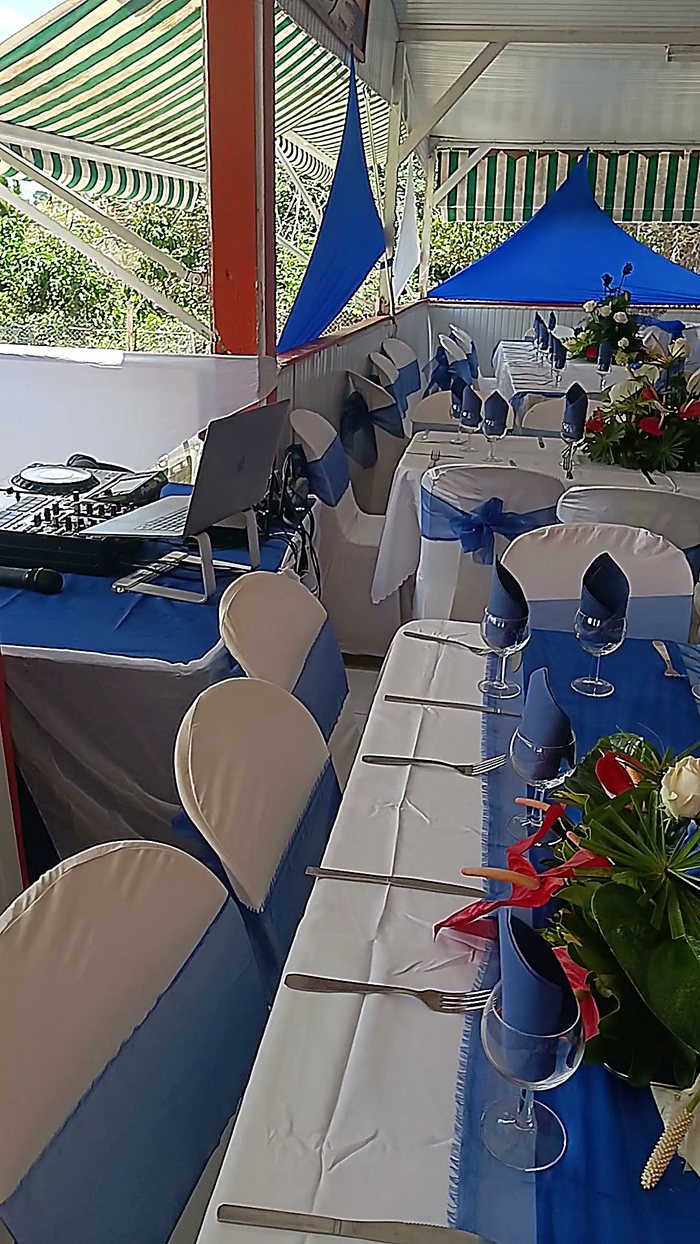 Table de réception à La Capitale avec centre de table fleuri rouge