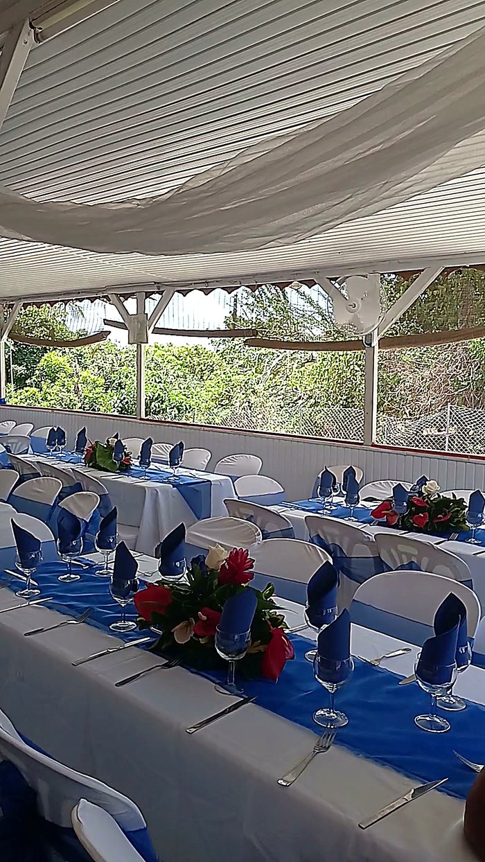 Tables de réception dressées à La Capitale, centres fleuris et drapés bleus