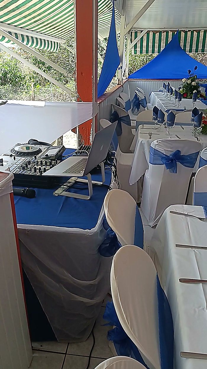 Chaises à housses blanches et nœuds organza bleus à La Capitale