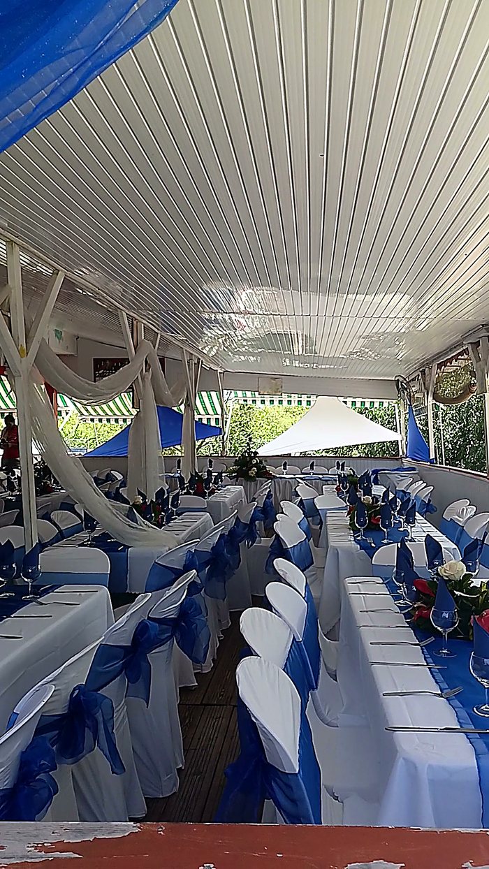 Réception dressée à La Capitale au Gosier, tables et chaises décorées