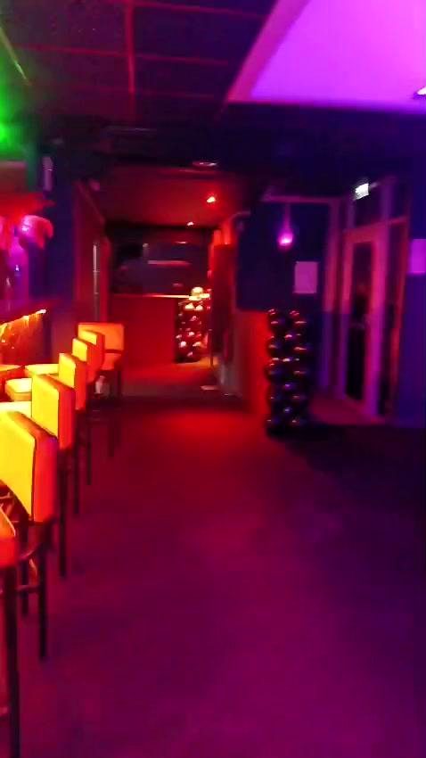 Ambiance lounge en lumière violette pour une soirée